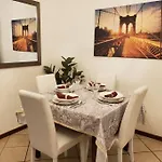 La Rocca Home, Accogliente Ad アパート アローナ