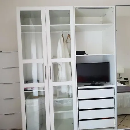 La Rocca Home, Accogliente Ad أرونا