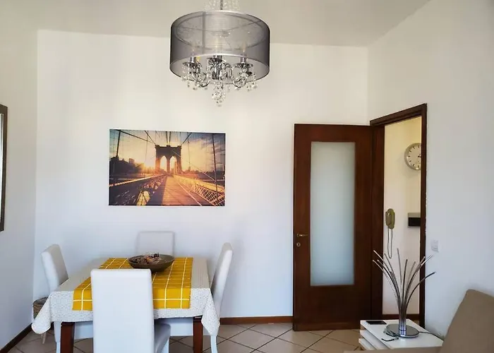 La Rocca Home, Accogliente Ad شقة أرونا