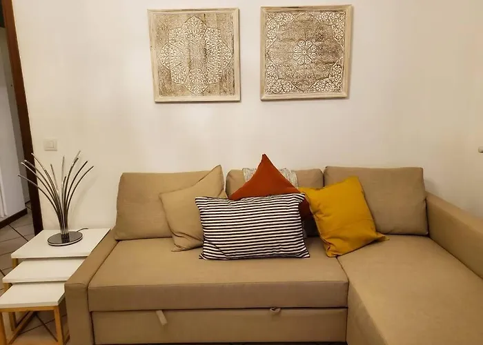 La Rocca Home, Accogliente Ad شقة أرونا