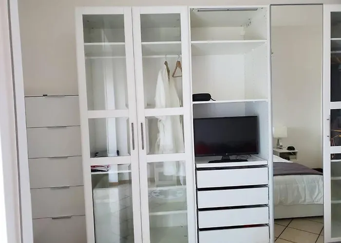 La Rocca Home, Accogliente Ad 아로나