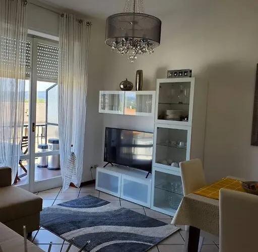 La Rocca Home, Accogliente Ad أرونا